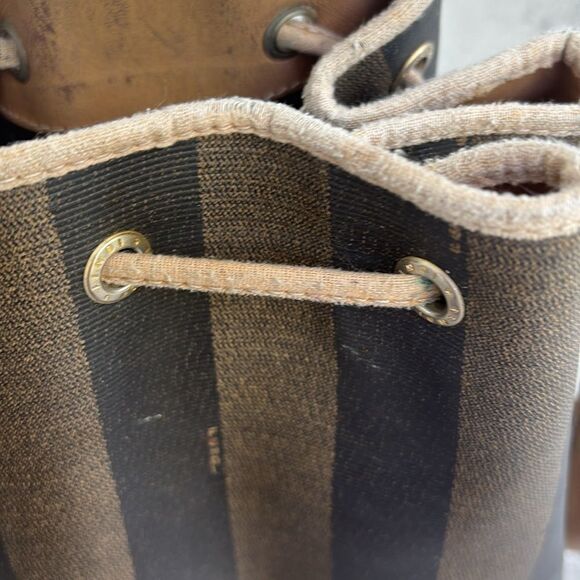 Distressed Fendi 80’s bucket bag - Picture 7 of 13